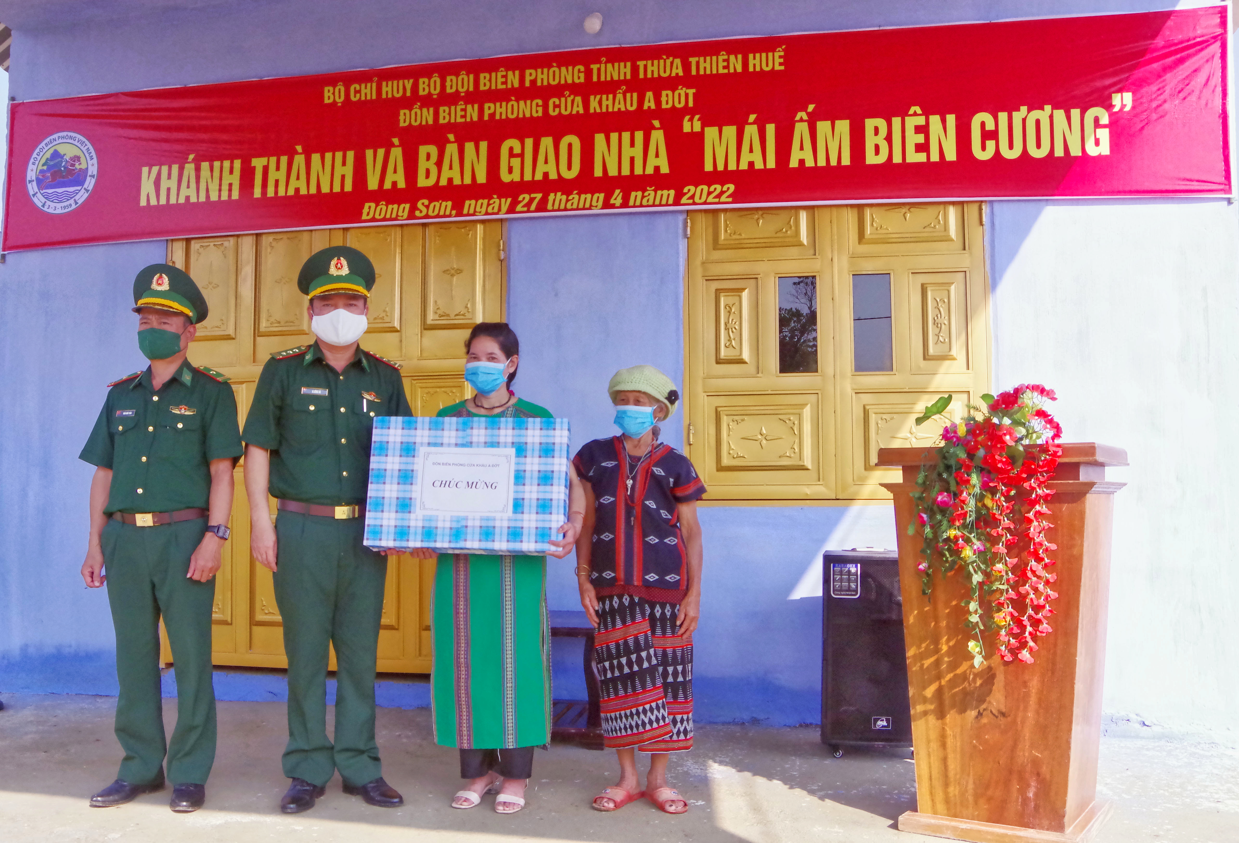 Bàn giao nhà “Mái ấm biên cương” cho hộ nghèo A Lưới