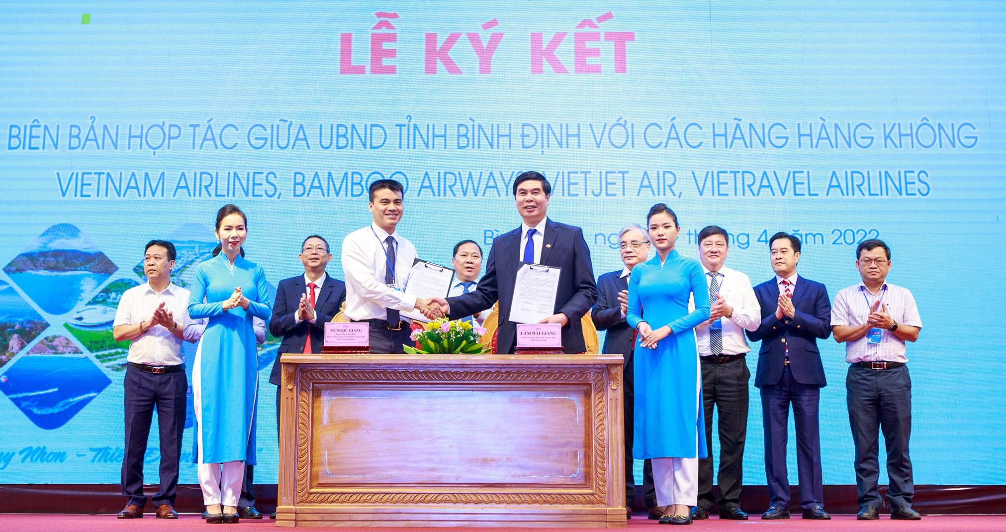 Vietnam Airlines ký kết thỏa thuận hợp tác với tỉnh Bình Định và Cà Mau