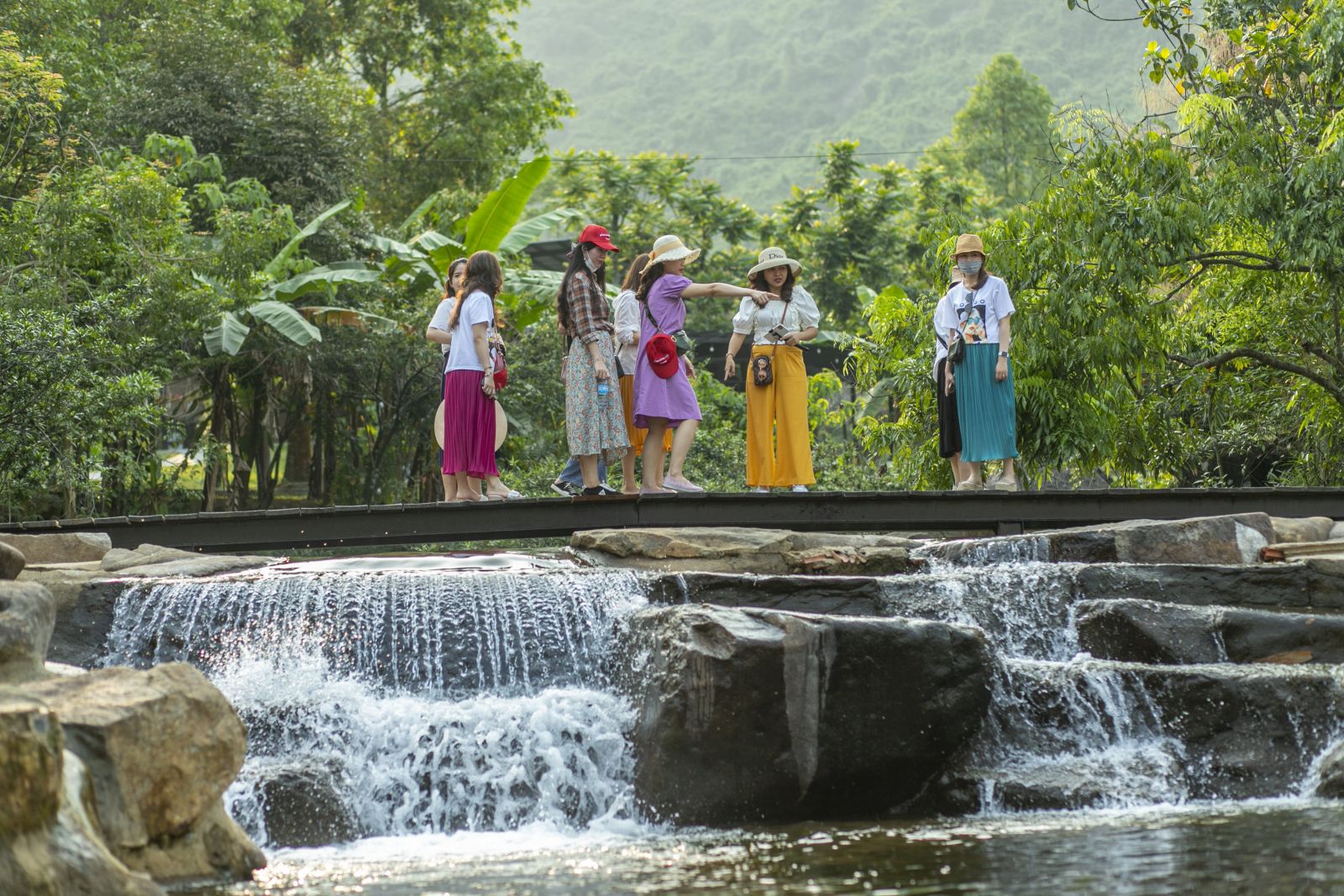 Nhộn nhịp điểm du lịch Bạch Mã Village