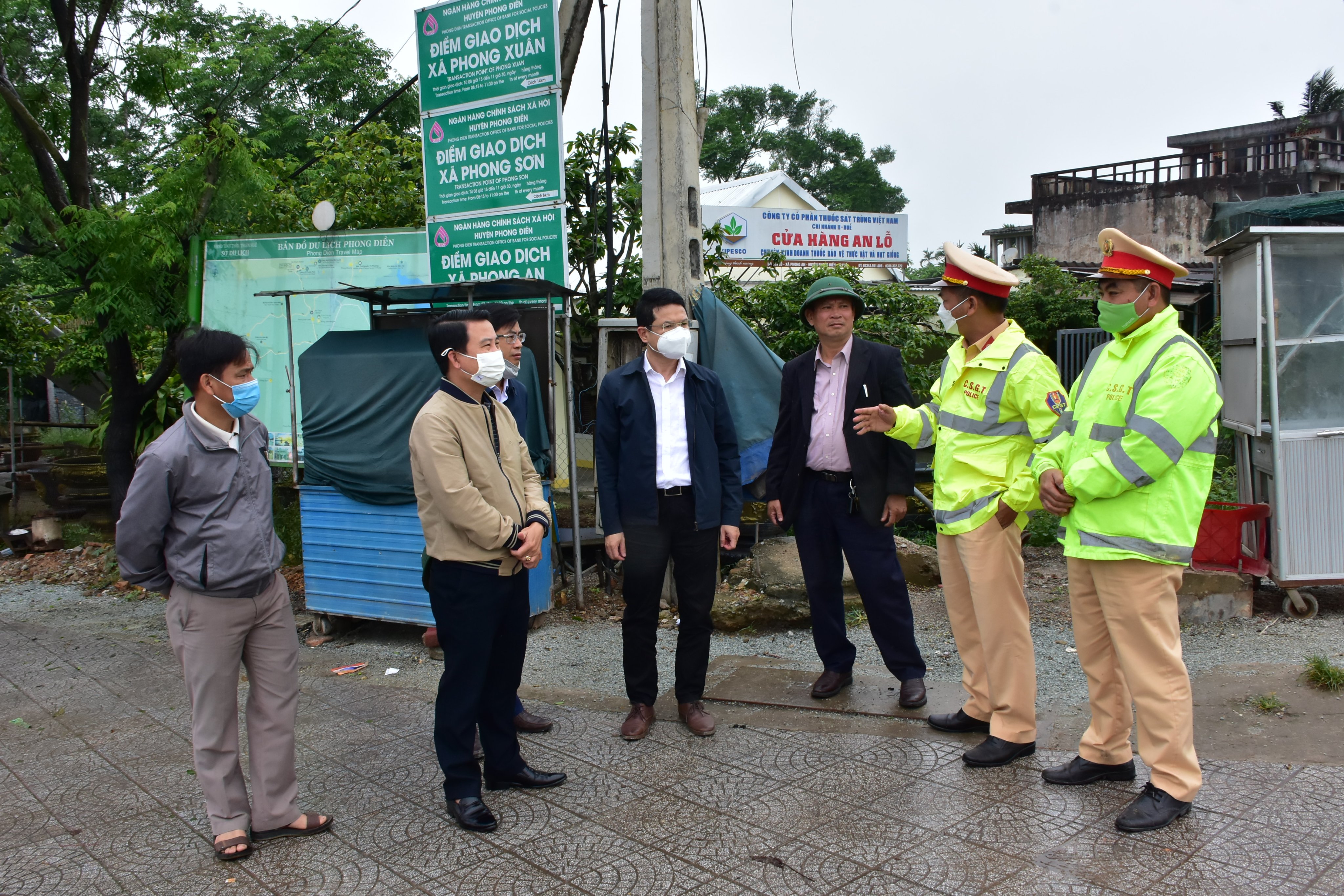 Xử lý tình trạng xe dừng đỗ trái quy định trên Quốc lộ 1A