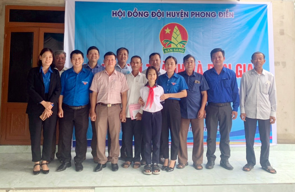 Khánh thành nhà “Khăn quàng đỏ” cho học sinh có hoàn cảnh khó khăn