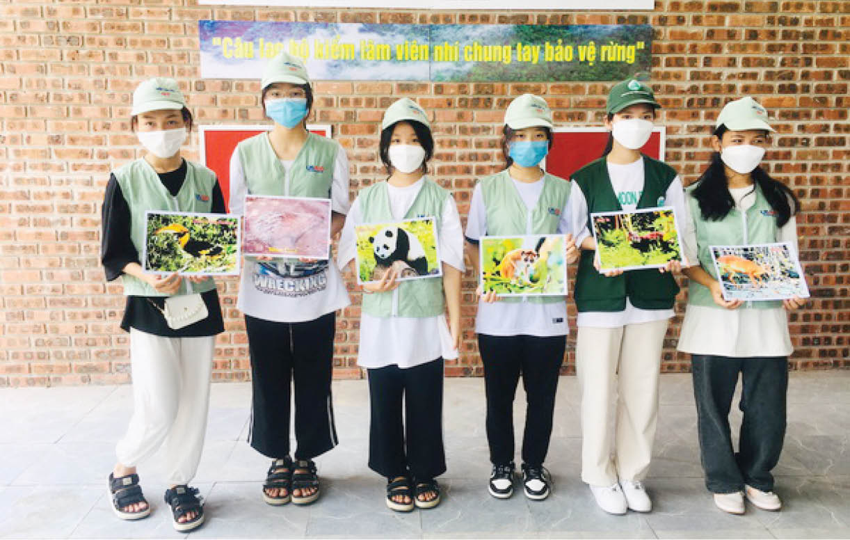 Học sinh tập làm “kiểm lâm”