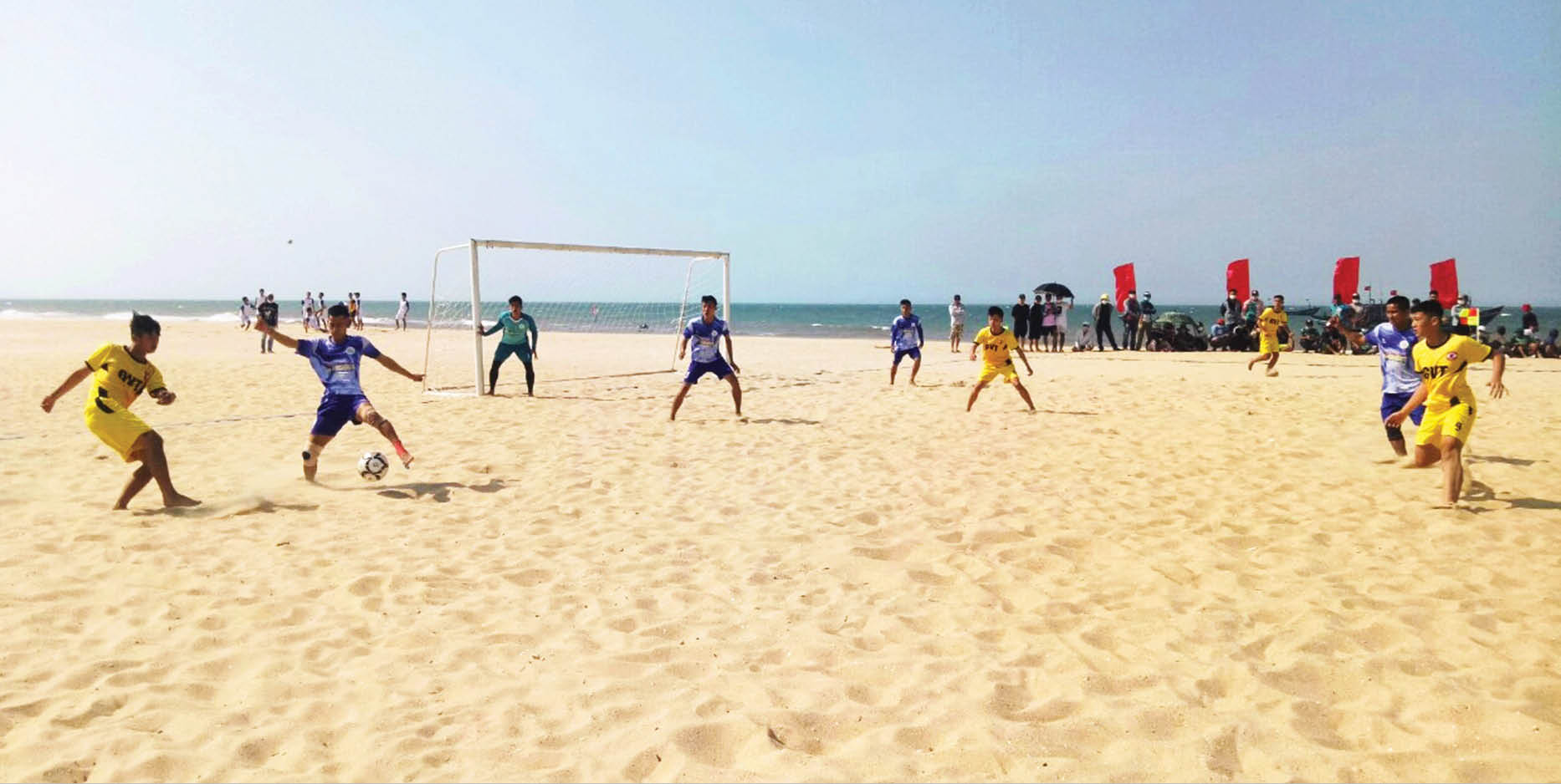 Gắn kết bóng đá bãi biển với Festival Huế