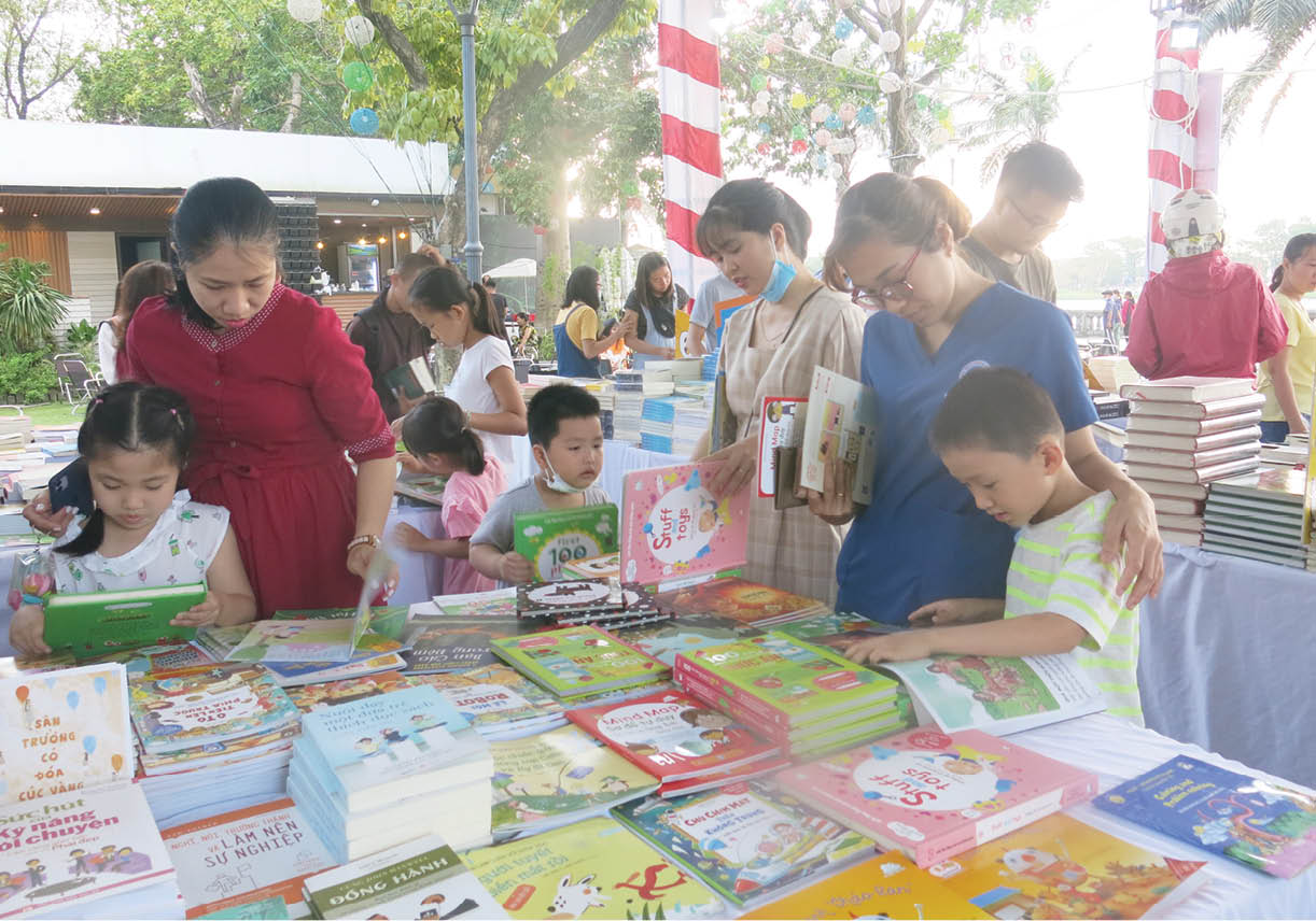 Đọc sách cùng con
