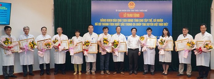 Chủ tịch UBND tỉnh tặng bằng khen êkíp ca ghép tim xuyên Việt