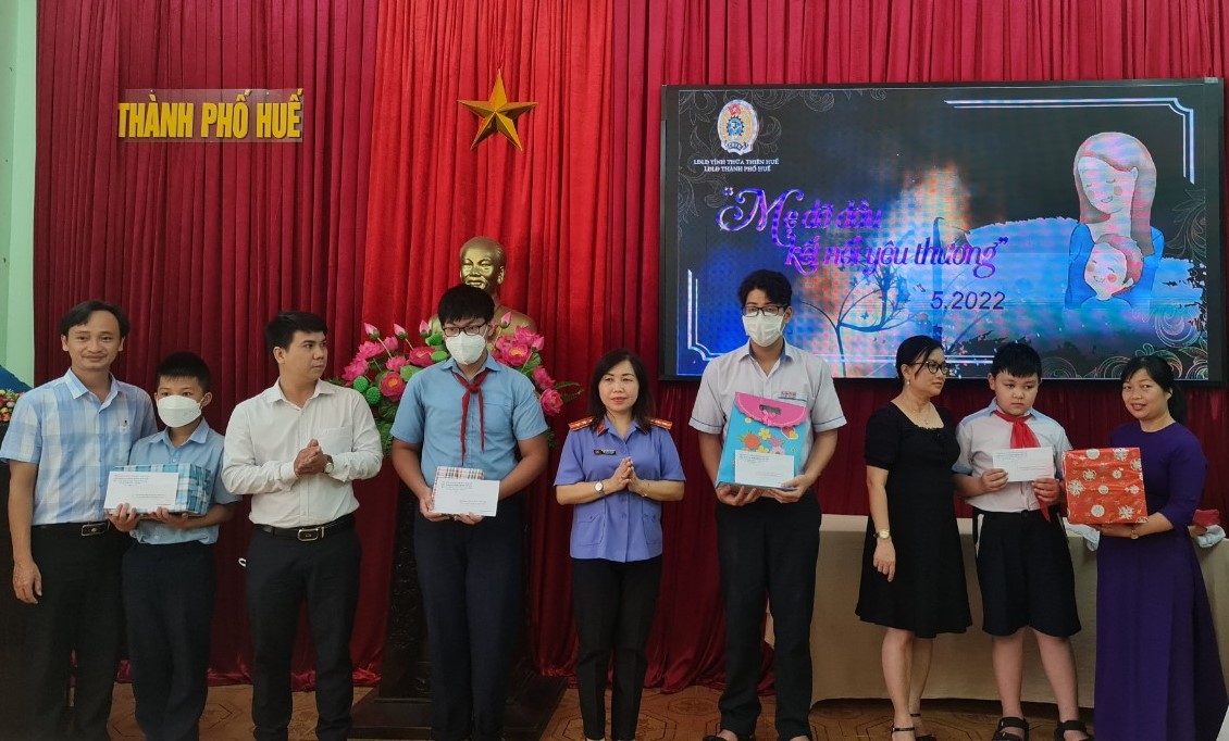 21 trẻ mồ côi được các cấp công đoàn TP Huế nhận đỡ đầu