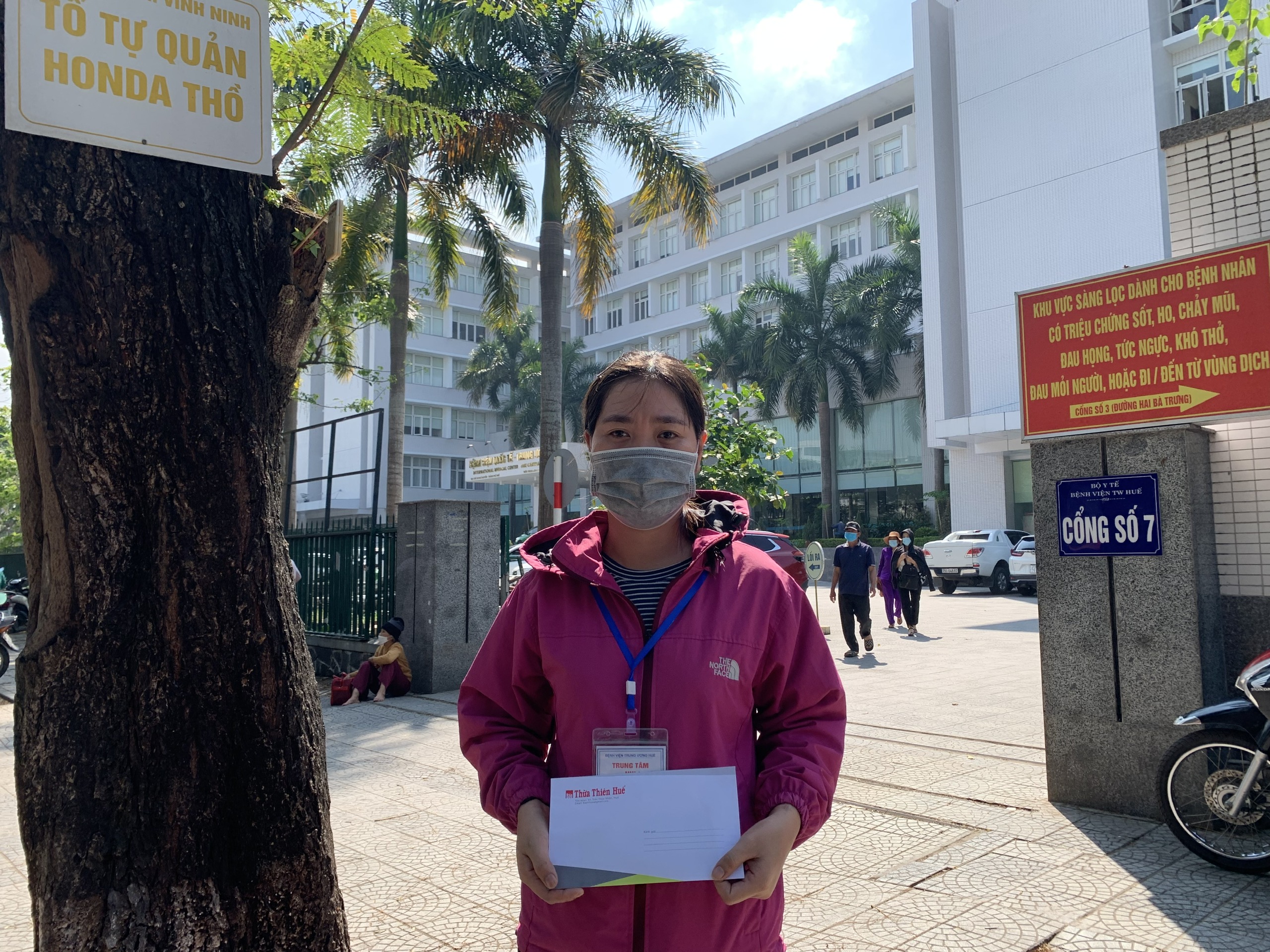 Trao tiền bạn đọc hỗ trợ cho em Như Ý