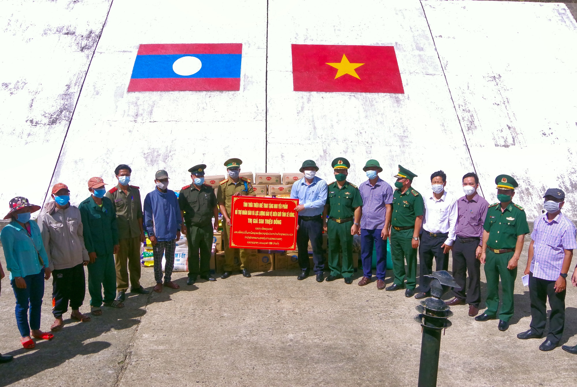Hỗ trợ lương thực, thực phẩm cho lực lượng vũ trang và người dân biên giới nước bạn Lào