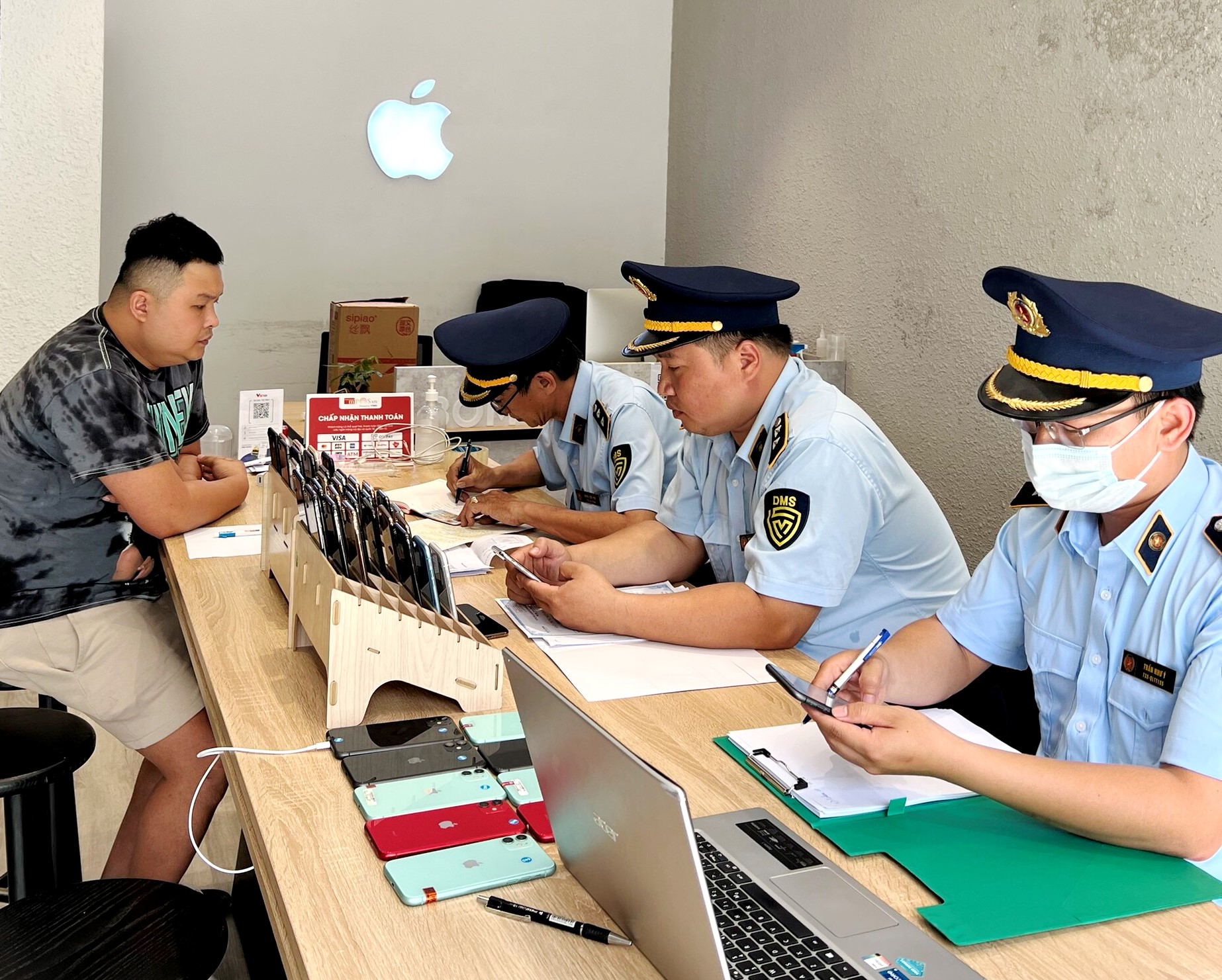 Tạm giữ lượng lớn điện thoại di động có dấu hiệu nhập lậu