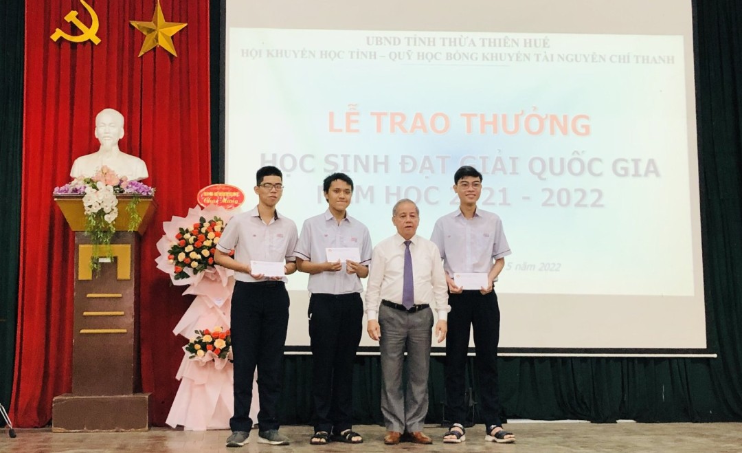 Trao thưởng cho học sinh đoạt giải quốc gia năm học 2021-2022