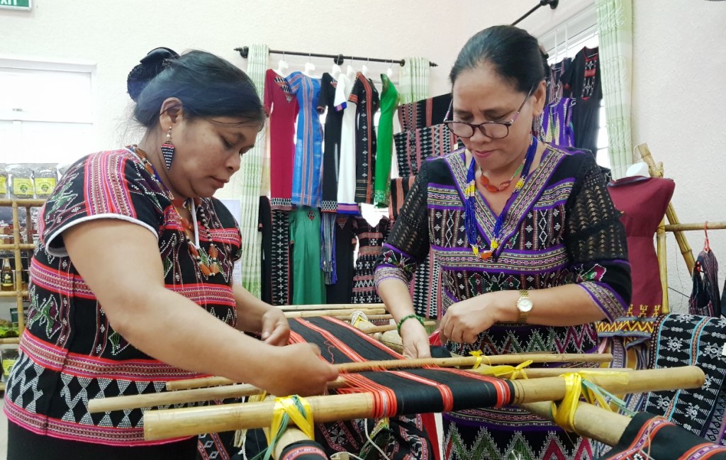Display of traditional handicraft products and exhibitions