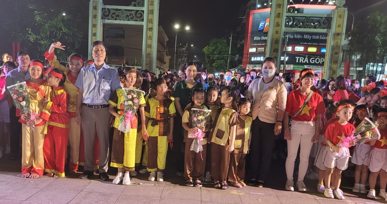 Sôi động Ngày hội dân vũ “Vũ khúc tháng 5”