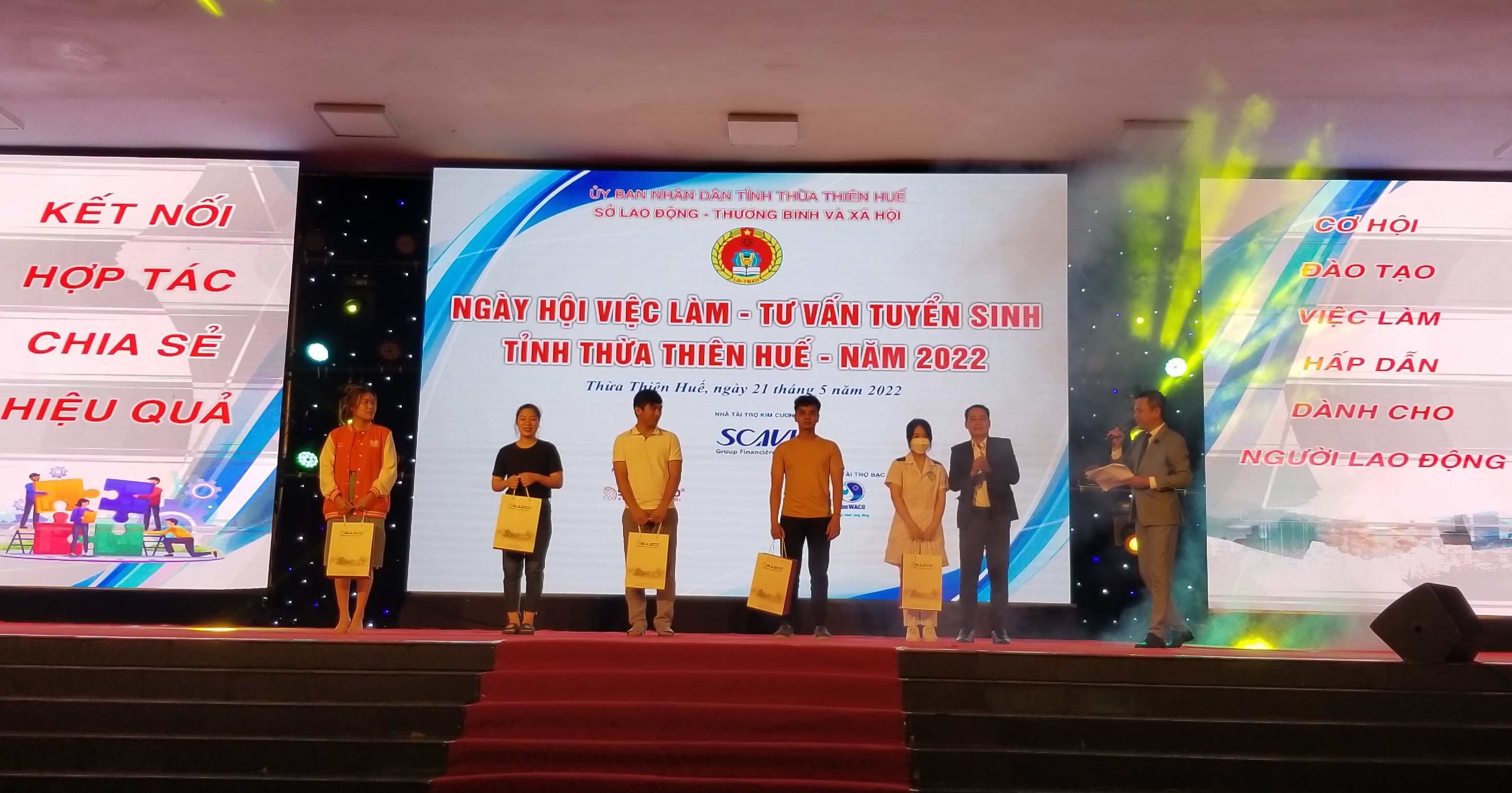 Giao lưu văn nghệ chào mừng Ngày hội Việc làm-Tư vấn tuyển sinh