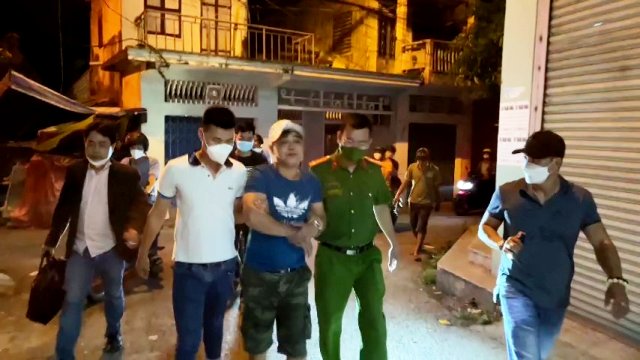 Bắt kẻ tàng trữ gần 300 viên hồng phiến tại đường Trần Huy Liệu