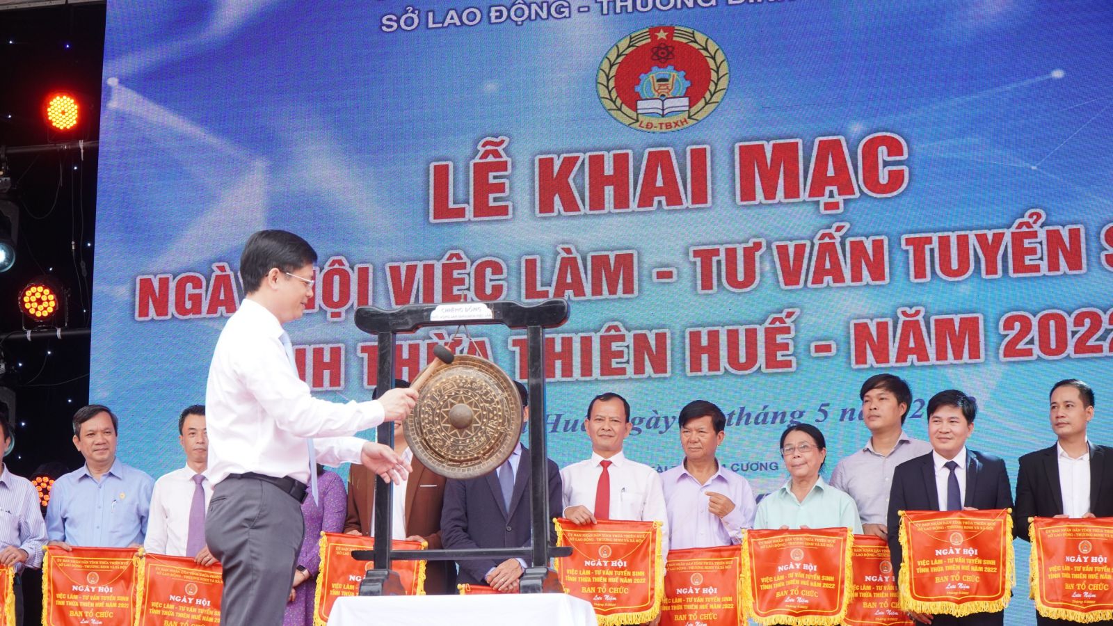 Sôi nổi Ngày hội Việc làm - Tư vấn tuyển sinh