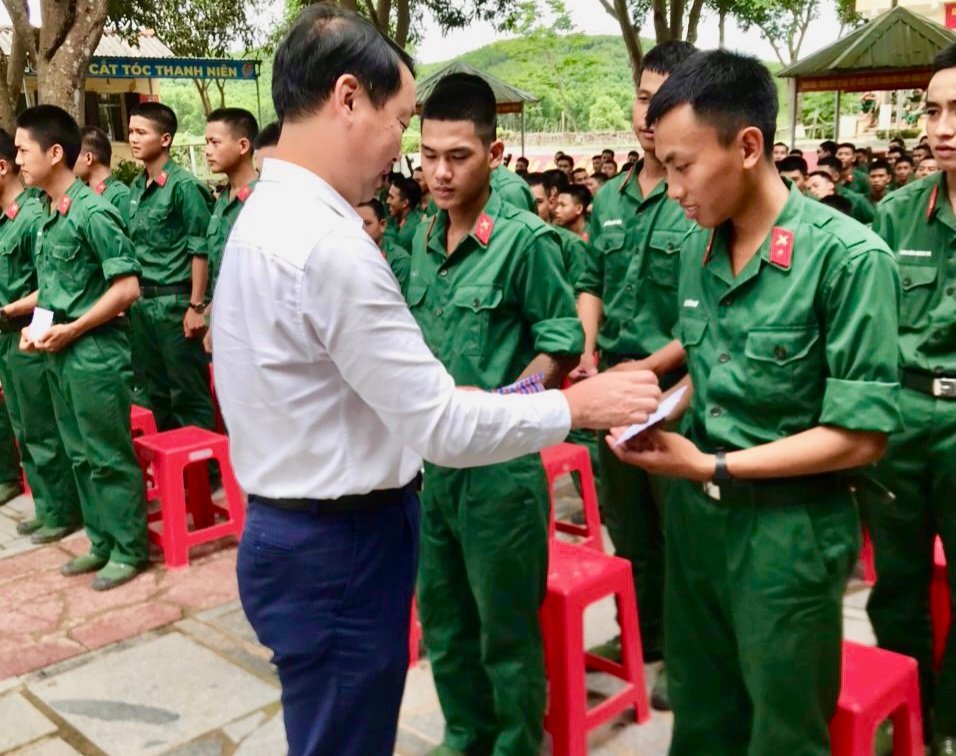 Thăm các chiến sĩ mới nhập ngũ tại Trung đoàn 19, Sư đoàn 968 ở Quảng Trị