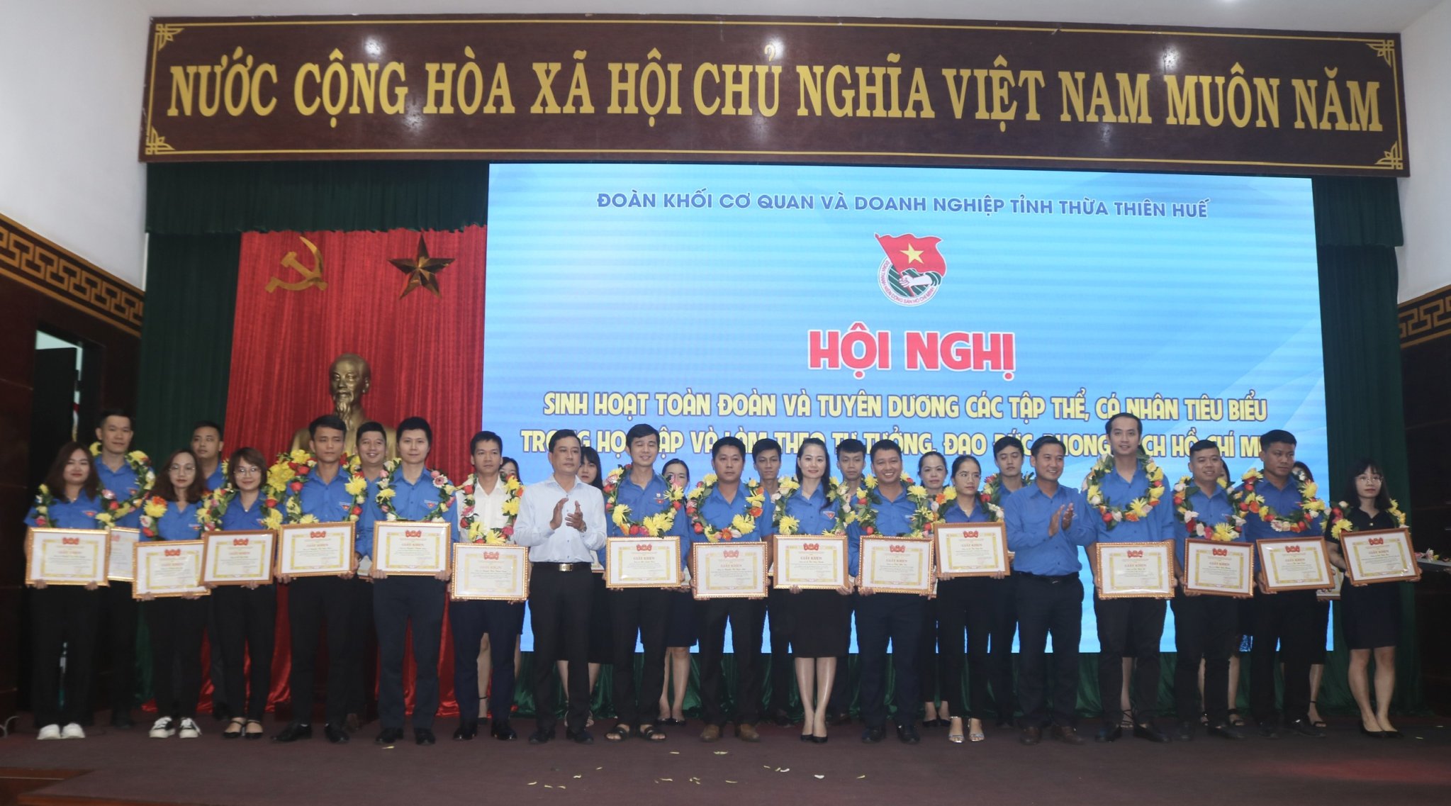 Tuyên dương 11 tập thể và 18 cá nhân điển hình học Bác