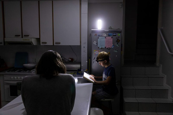 Thế giới đối mặt mùa hè đổ lửa  Trời nóng nực, mất điện thường xuyên