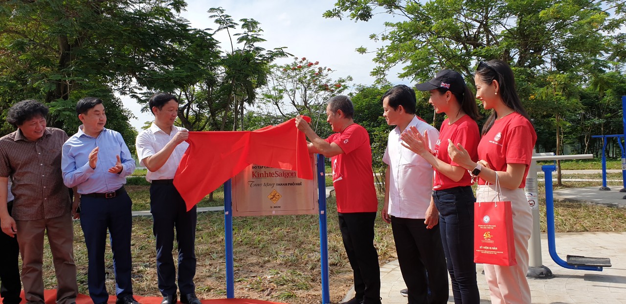 Trao tặng bộ dụng cụ tập thể dục ngoài trời tại Công viên Kim Long