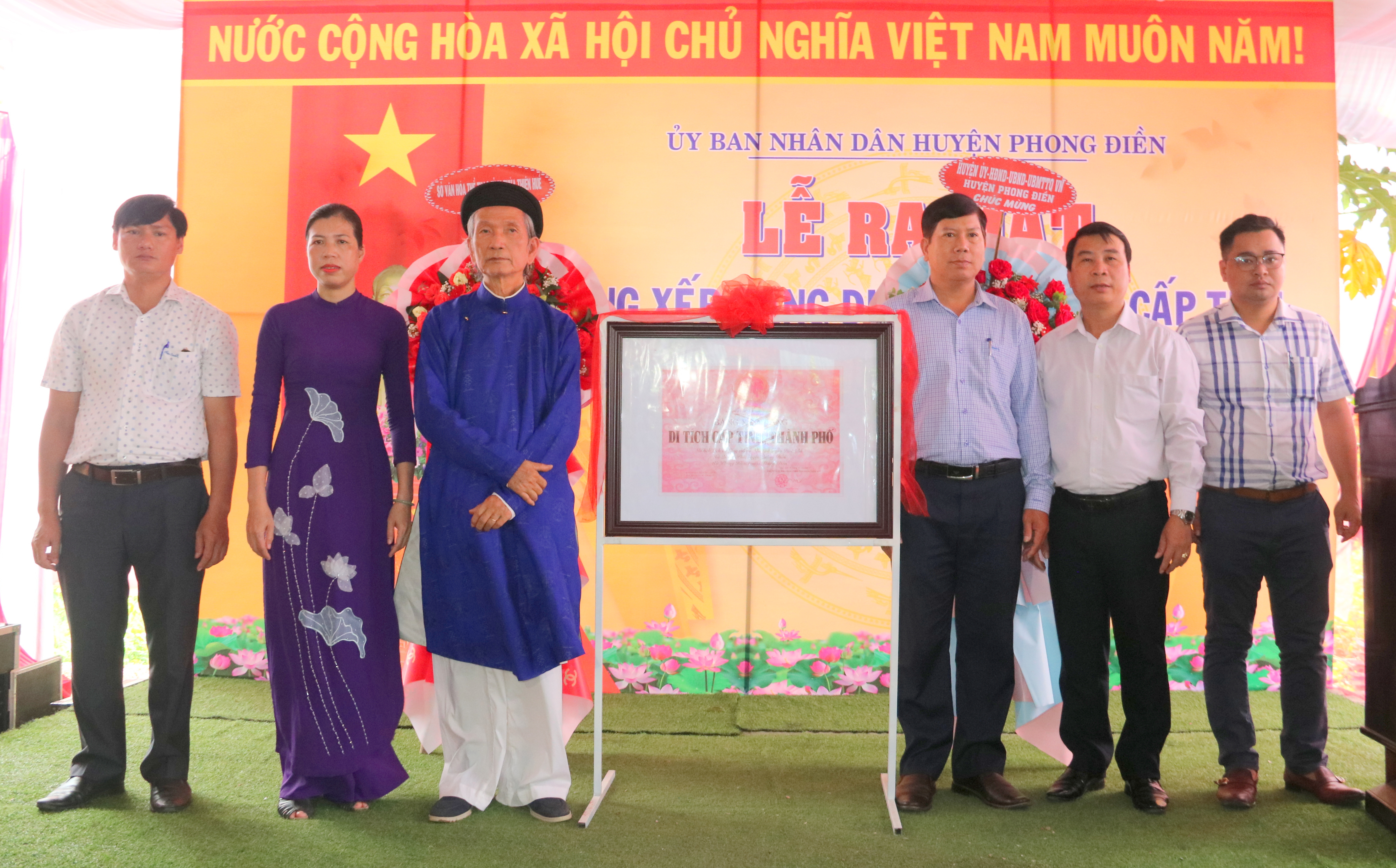 Ra mắt Bằng xếp hạng Di tích lịch sử cấp tỉnh lăng mộ và nhà thờ Trần Đình Bá