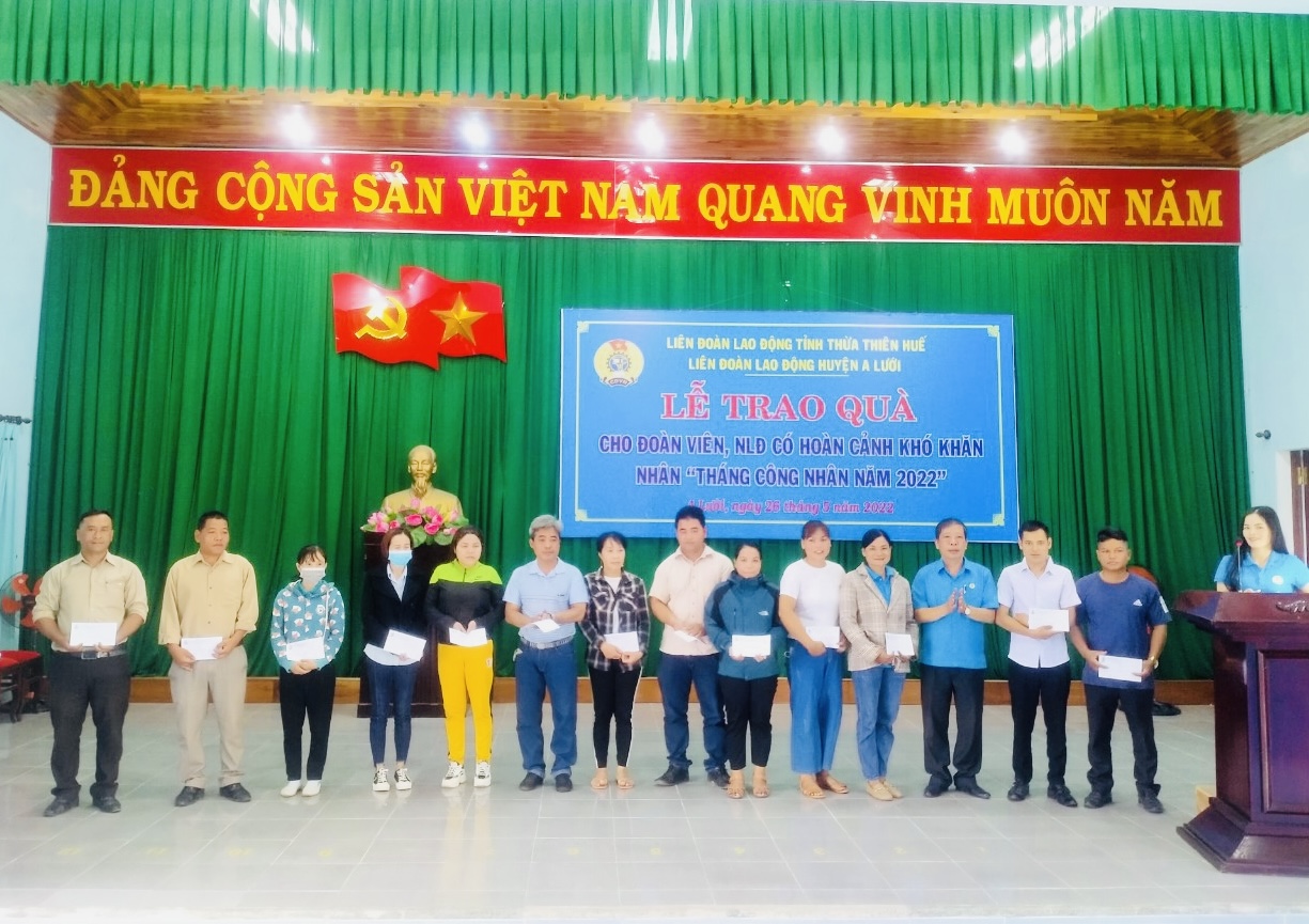 A Lưới trao quà hỗ trợ đoàn viên, công nhân lao động khó khăn