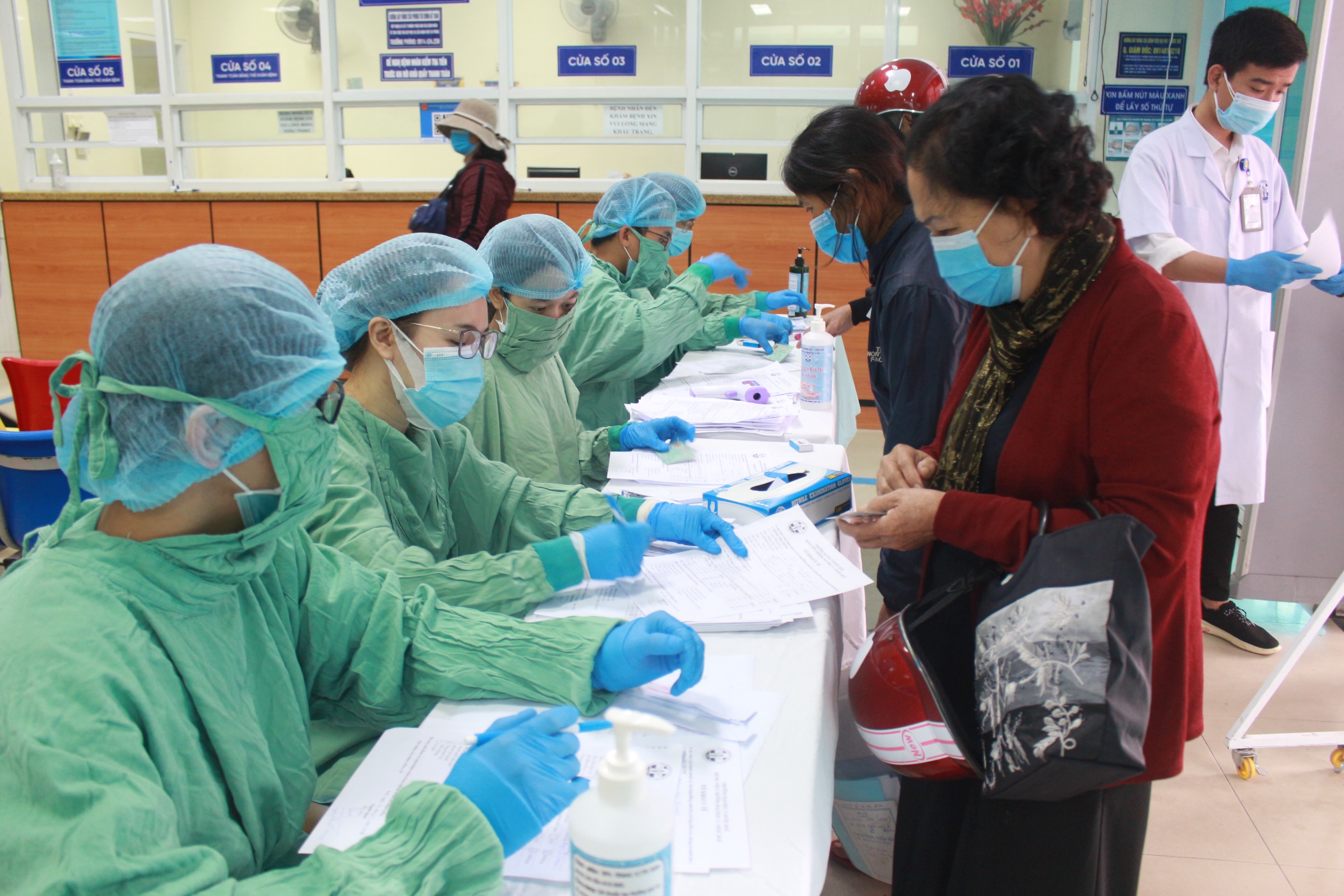 Tư vấn, chăm sóc sức khoẻ hậu COVID-19 cho viên chức, người lao động