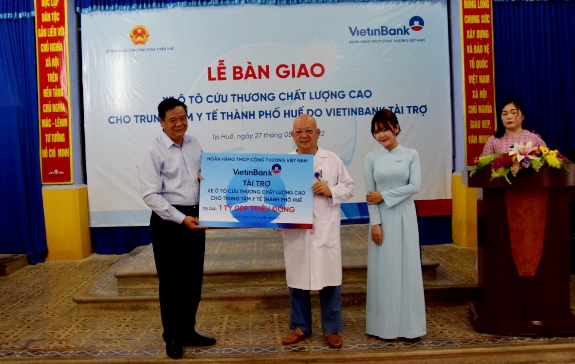 Bàn giao xe cứu thương cho Trung tâm y tế TP Huế