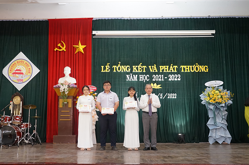 Khen thưởng cho học sinh giỏi, đoạt giải cao trong các kỳ thi năm học 2021-2022