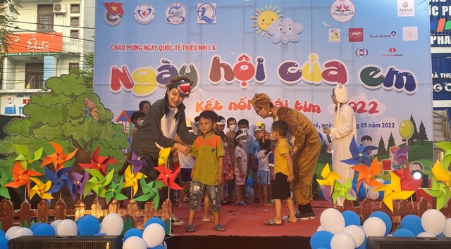 Hơn 300 bệnh nhi được trao quà tại Ngày hội của em