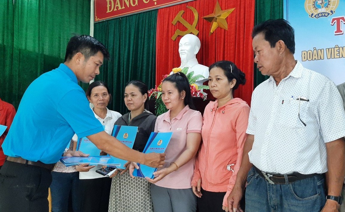 Trao 31 suất quà cho đoàn viên công đoàn khó khăn