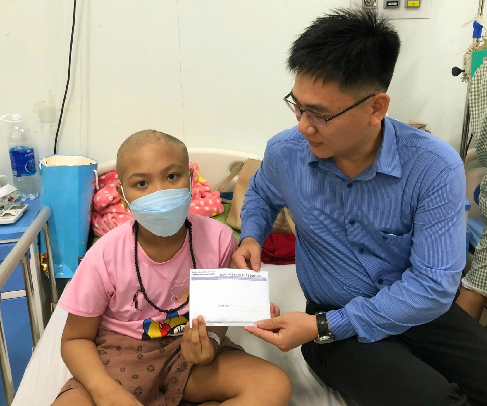 Trao 20 triệu đồng cho em Như Ý