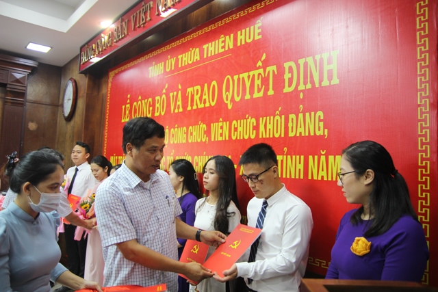 Trao quyết định tuyển dụng 17 công chức, viên chức