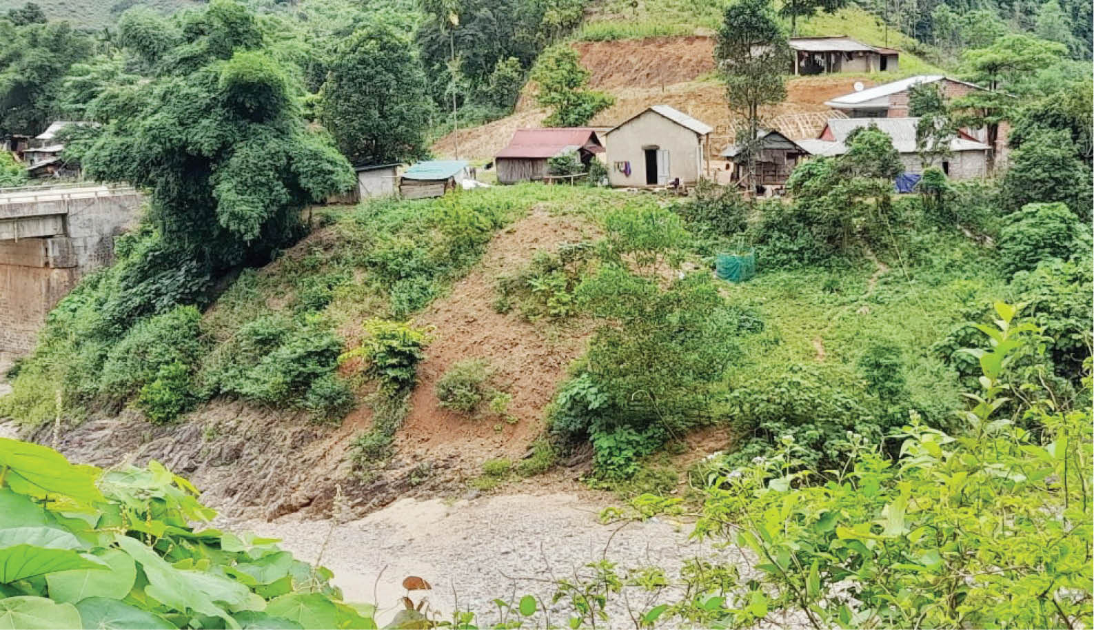 Ứng phó nguy cơ sạt lở núi - Kỳ 1 Thấp thỏm bên chân núi