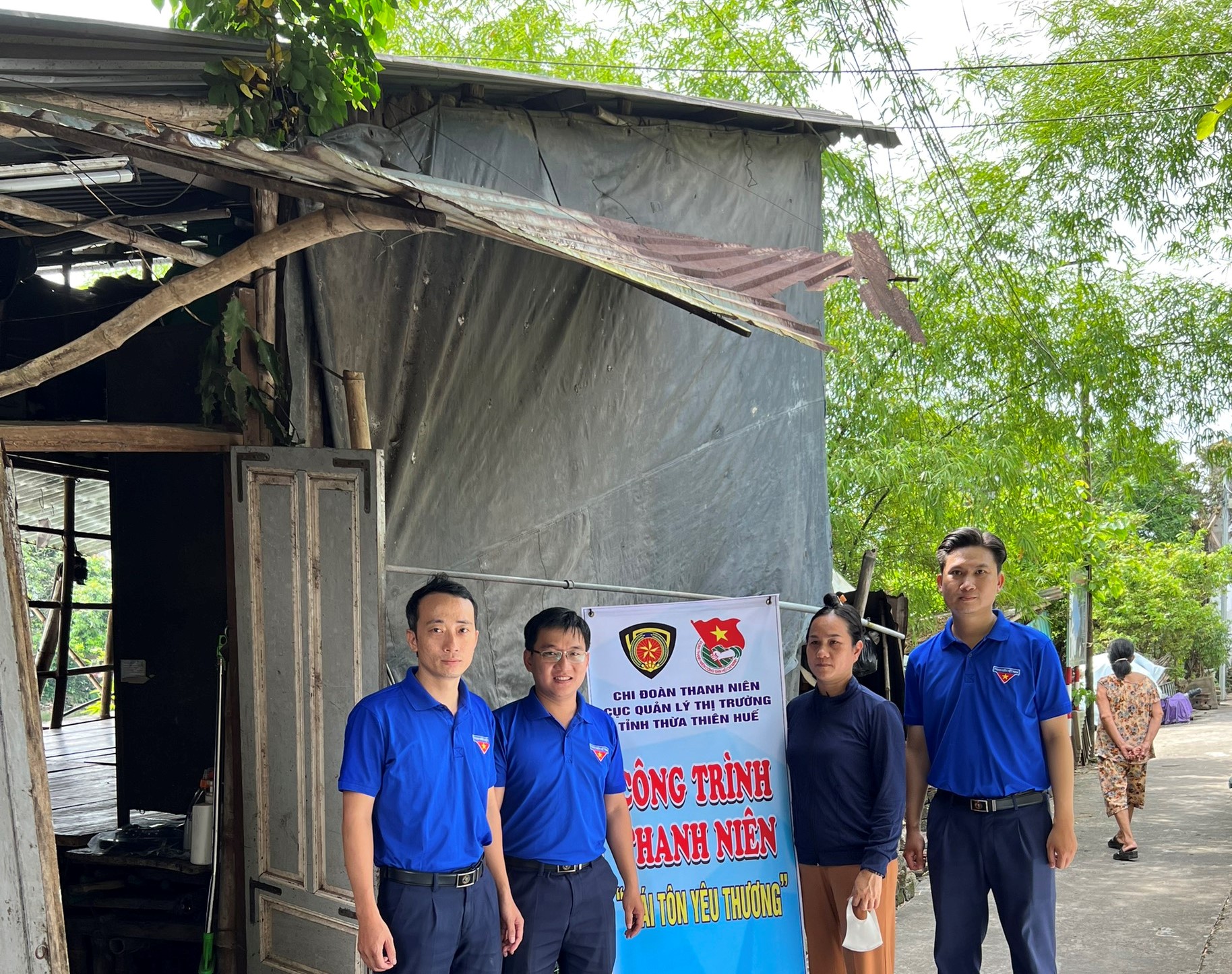 “Mái tôn yêu thương” đến với gia đình khó khăn