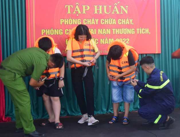 Phòng, chống đuối nước cho trẻ em; cấp phát thuốc miễn phí người dân nghèo