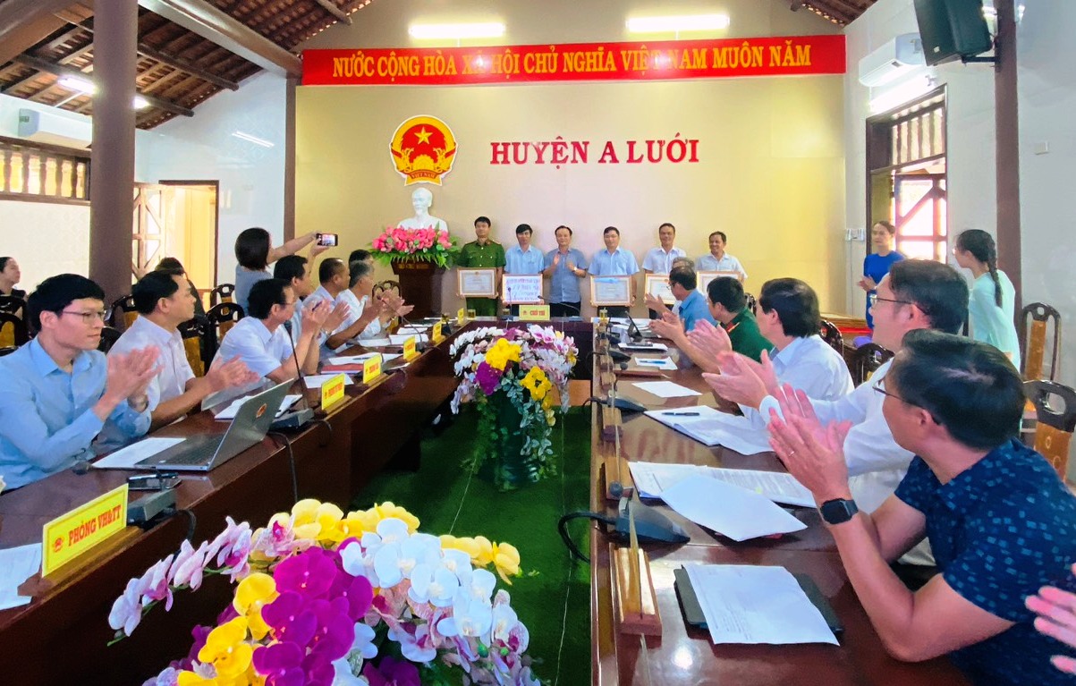 A Lưới trao bằng khen phòng, chống dịch COVID-19