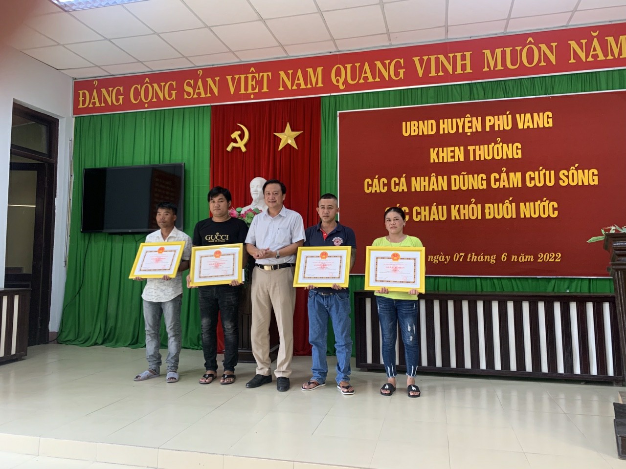 Khen thưởng các cá nhân cứu 6 học sinh bị đuối nước