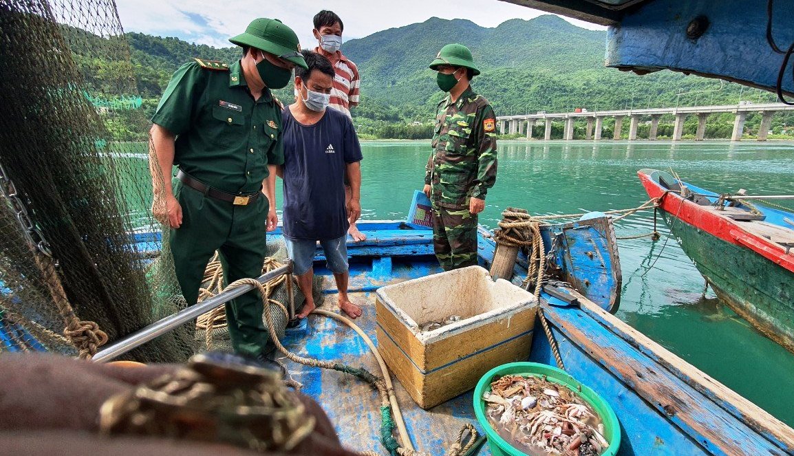 Bắt tàu giã cào hoạt động sai tuyến vùng ven bờ biển Lăng Cô