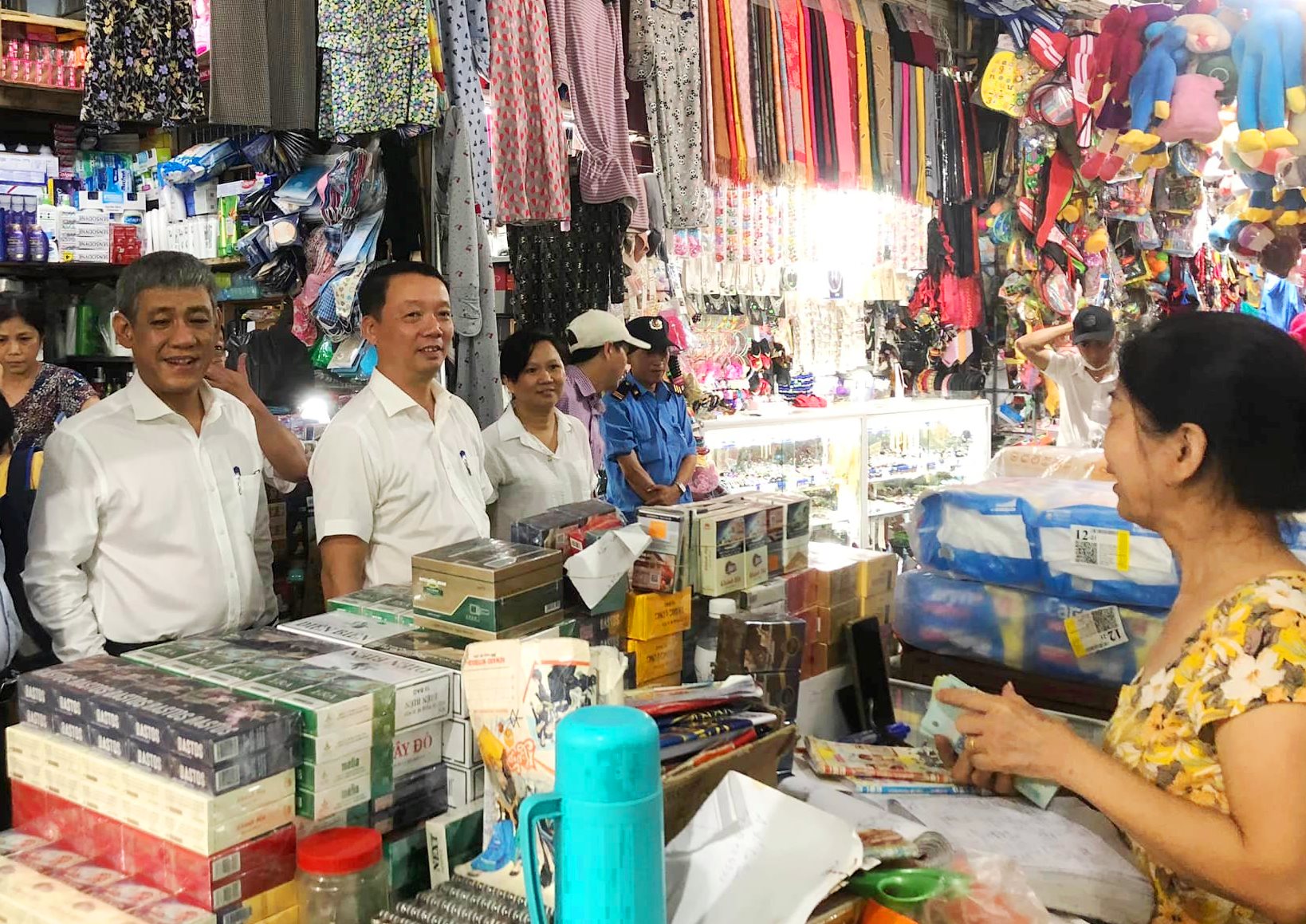 Tiểu thương đồng lòng “trả lại” lối đi chung ở chợ Đông Ba