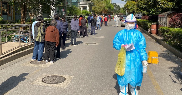 Người dân Thượng Hải xét nghiệm PCR COVID-19 hàng loạt