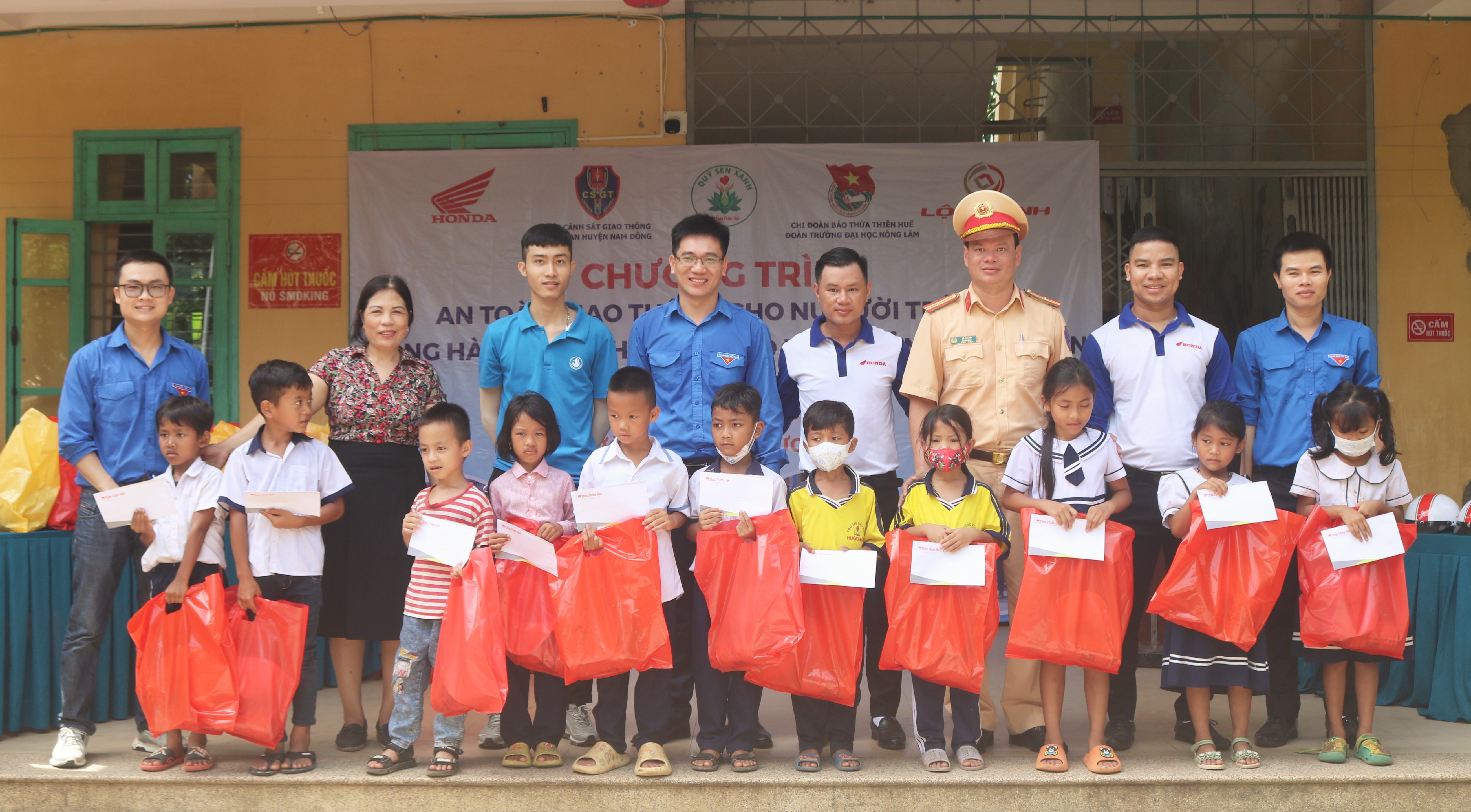 Sẻ chia cùng học sinh khó khăn Nam Đông