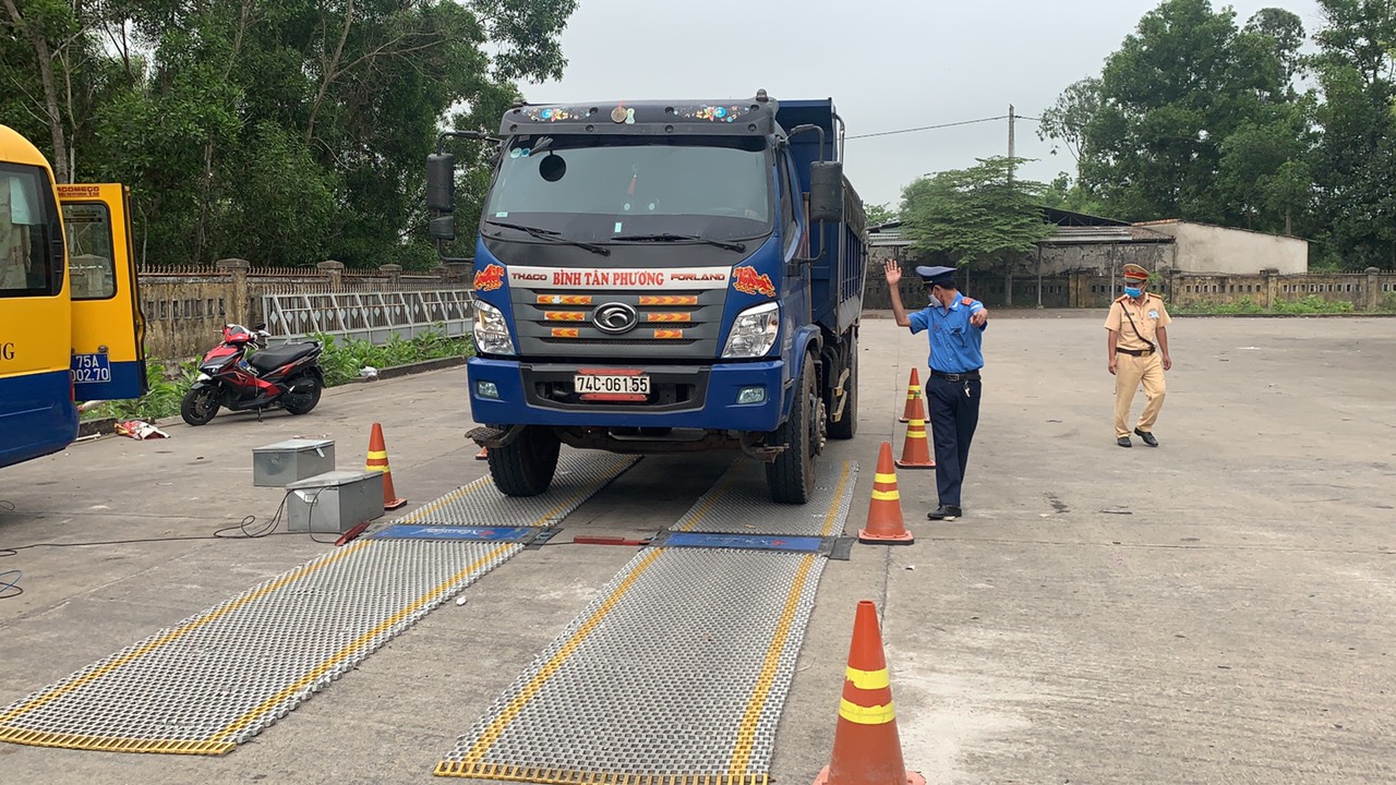 Mở tháng cao điểm xử lý xe quá tải