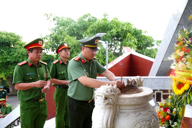 Dâng hương tưởng nhớ các Anh hùng liệt sĩ huyện đảo Cồn Cỏ