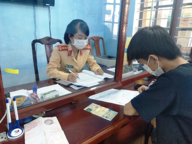 Bị tước quyền sử dụng giấy phép lái xe 3 tháng do điều khiển xe mô tô vào hầm Hải Vân