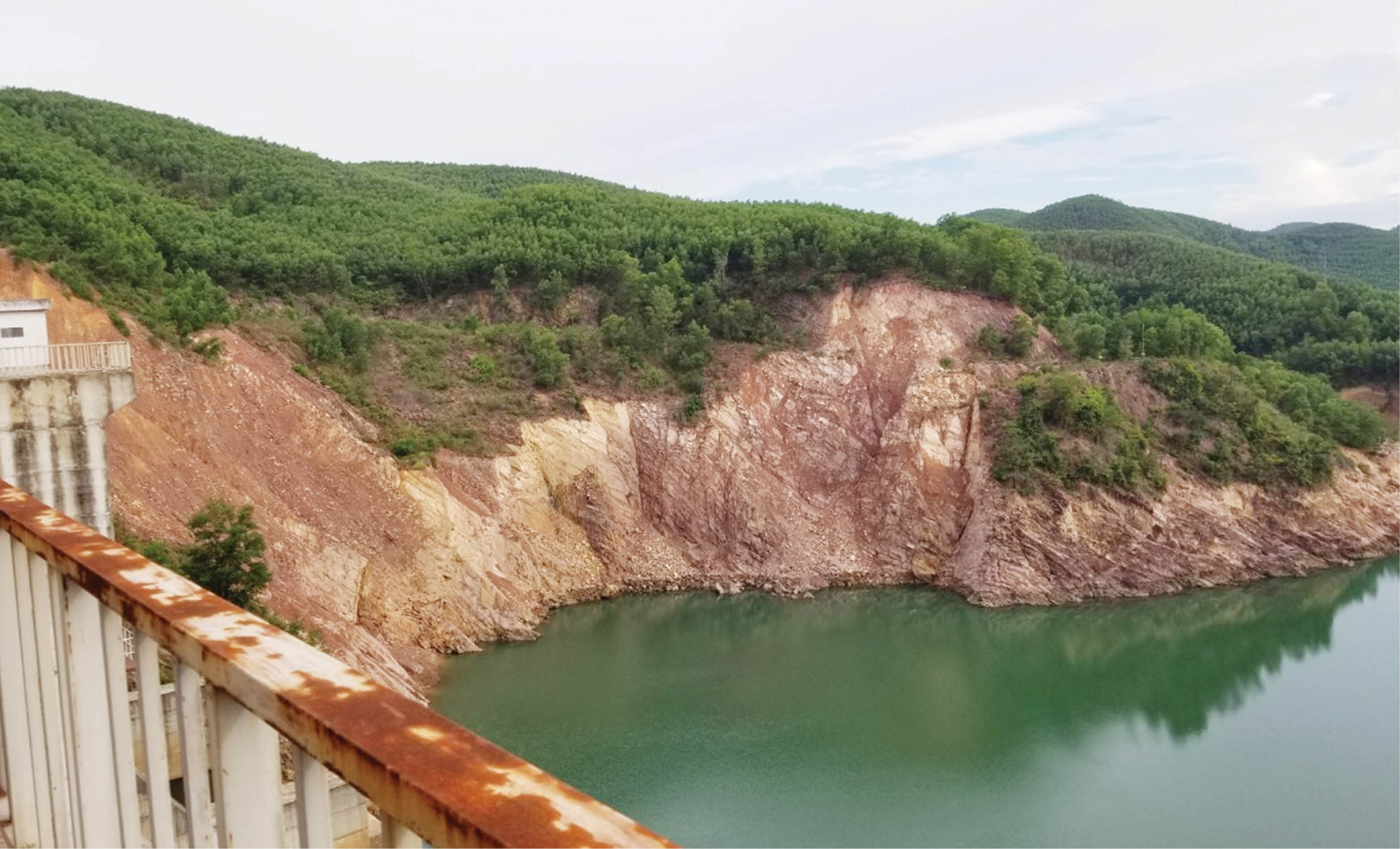 Tăng dày hệ thống quan trắc, bổ sung quy trình vận hành liên hồ