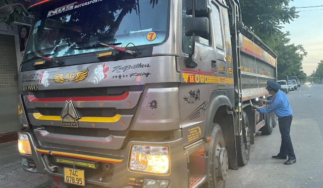 Đề nghị xử phạt hai xe tải ngoại tỉnh chở cát quá tải