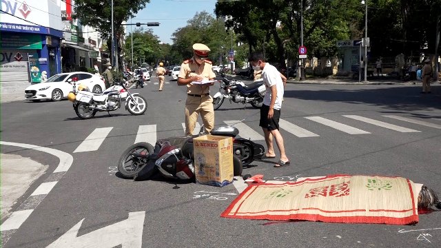 Va chạm giữa ô tô tải và mô tô, 1 người chết tại chỗ