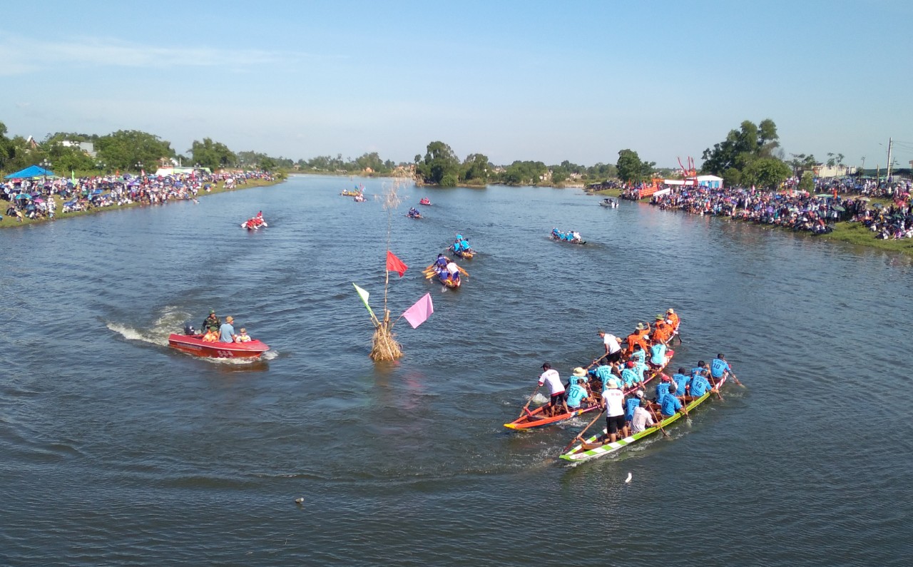 Gay cấn, hấp dẫn giải đua ghe trên sông Sịa
