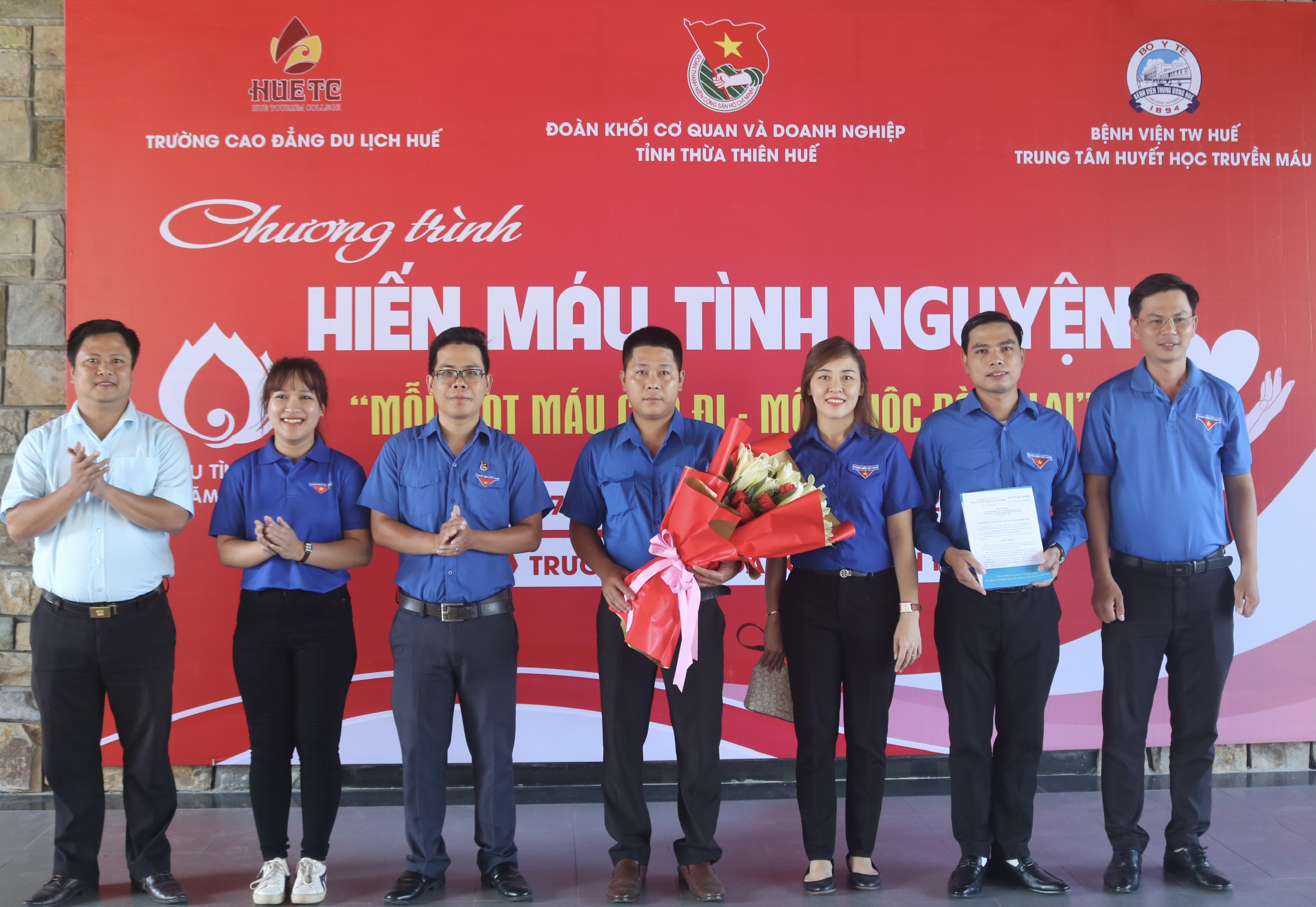Gần 300 lượt đoàn viên Khối Cơ quan và Doanh nghiệp hiến máu nhân đạo