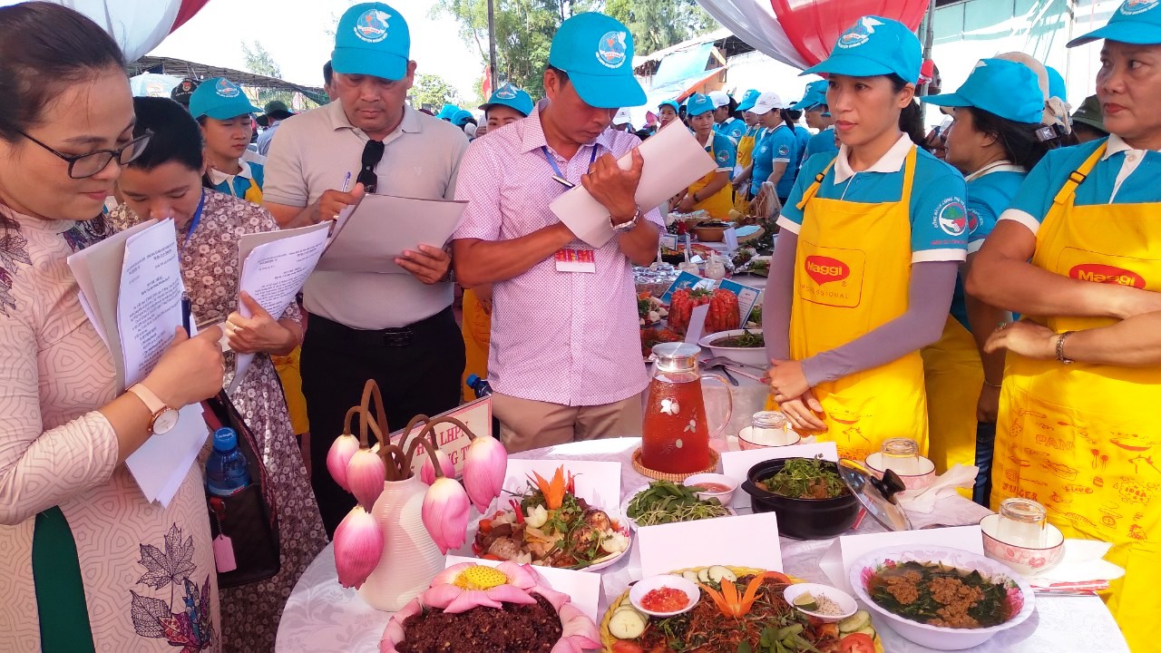 11 đội thi tranh tài tại Hội thi Ẩm thực Quảng Điền